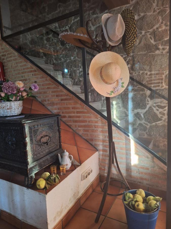 Hostal El Patio Restaurante San Bartolome de Pinares ภายนอก รูปภาพ