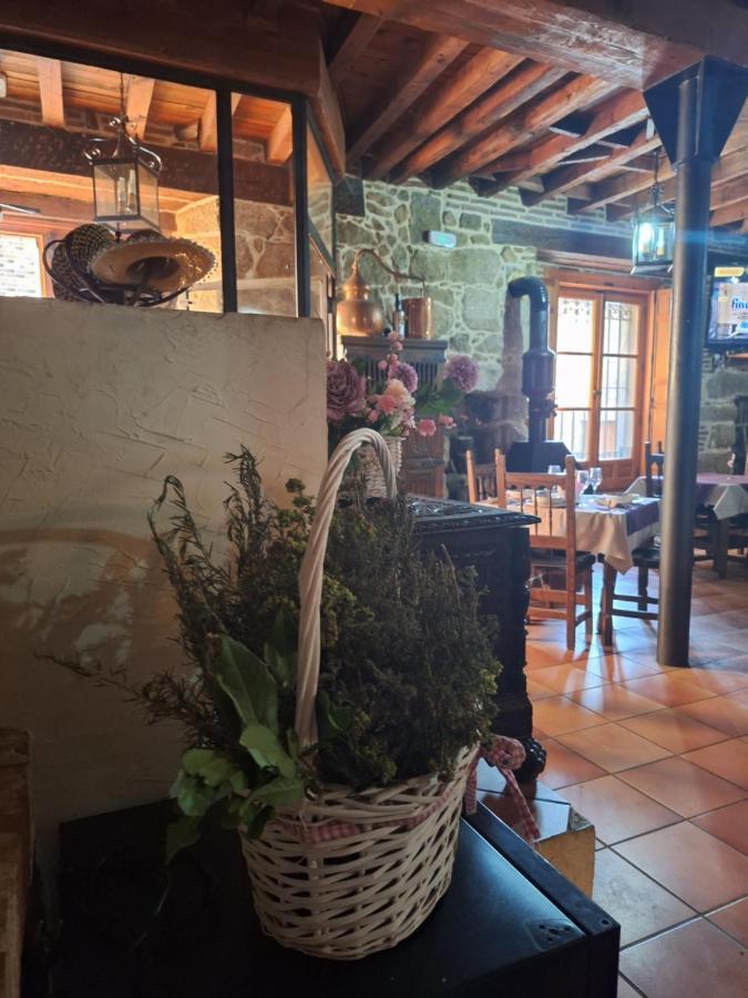 Hostal El Patio Restaurante San Bartolome de Pinares ภายนอก รูปภาพ